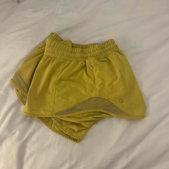 Lululemon hotty hot 2.5” shorts in color soleil - Picture 10 of 10